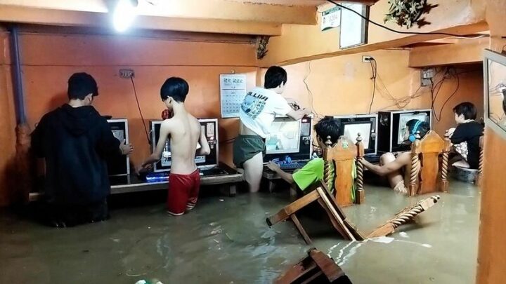Ακλόνητοι gamers στις Φιλιππίνες συνέχιζαν να παίζουν σε πλημμυρισμένο Ίντερνετ Καφέ (ΒΙΝΤΕΟ)